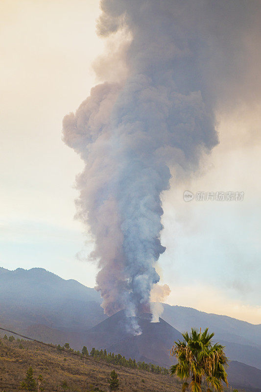 Cumbre Vieja火山在日落时喷发。